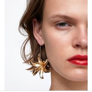 Metal dangle flower-shaped earrings